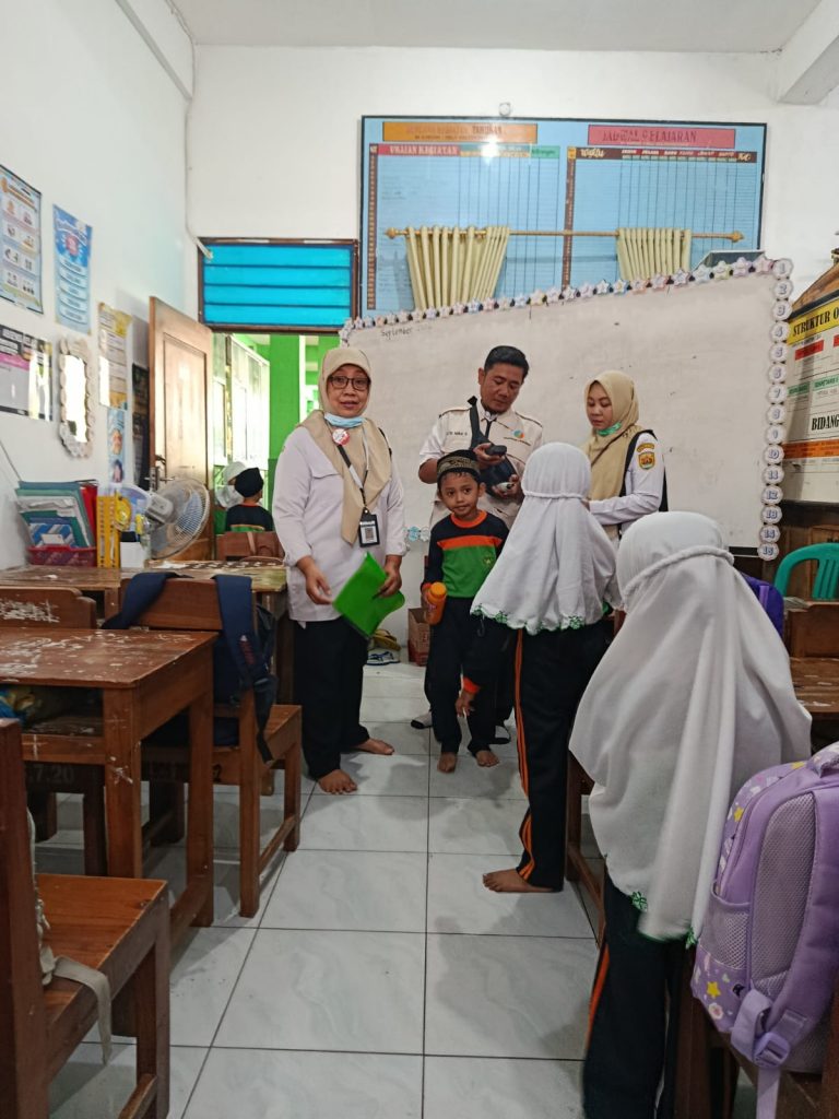 Kegiatan inspeksi kesehatan lingkungan di sarana dan tempat umum ( TFU) sekolah Desa selo Kecamatan Tawangharjo